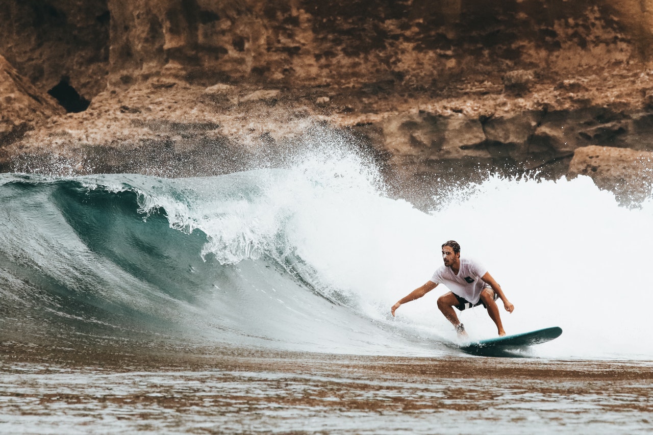Person surfer på hawaii