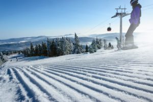 Person står på ski i udlandet