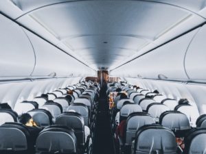 Passagerer inde i et fly